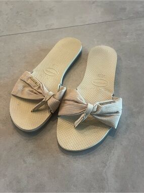 Havaianas Beige Bow Slide Sandals with Light Blue Edge